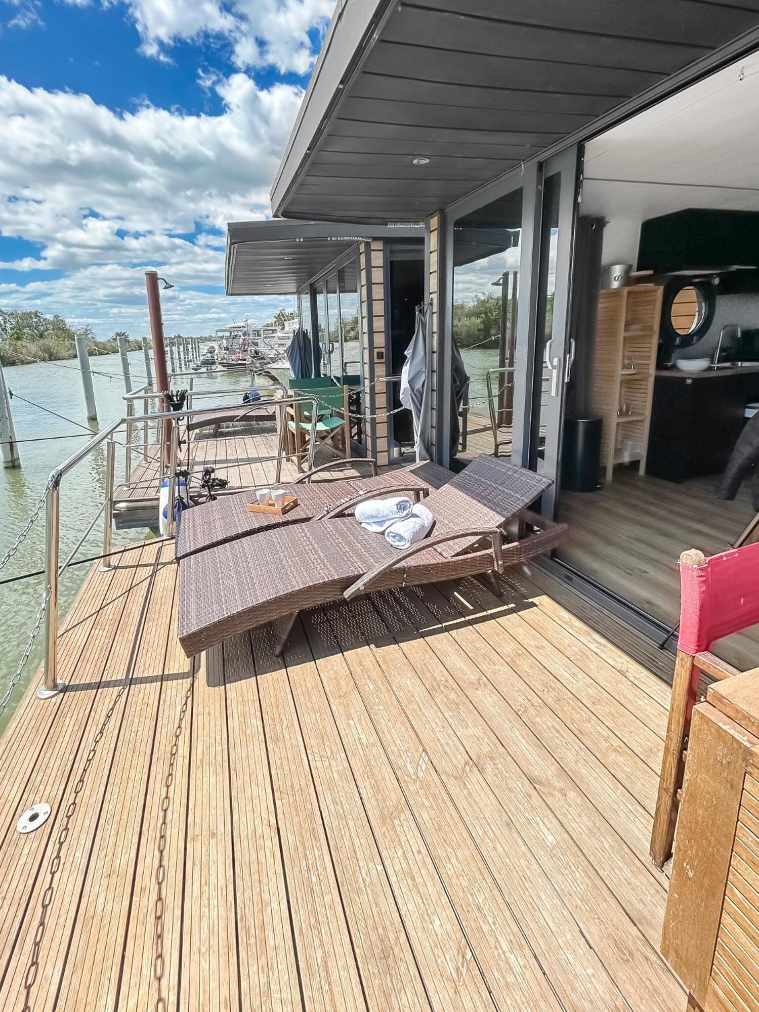 Bord Du Canal Du Rhone A Sete Sur "Cesar" Vauvert Extérieur photo